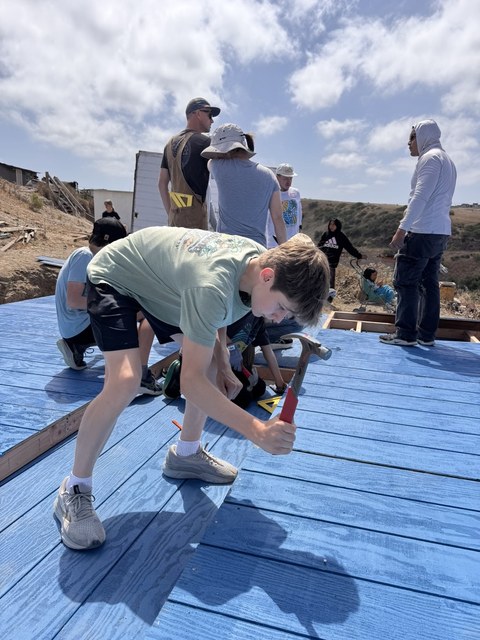 Reid hammering on the roof of a Casas de Luz build